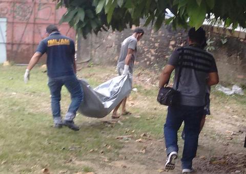 Em Manaus, corpo de homem é encontrado em matagal com 10 facadas