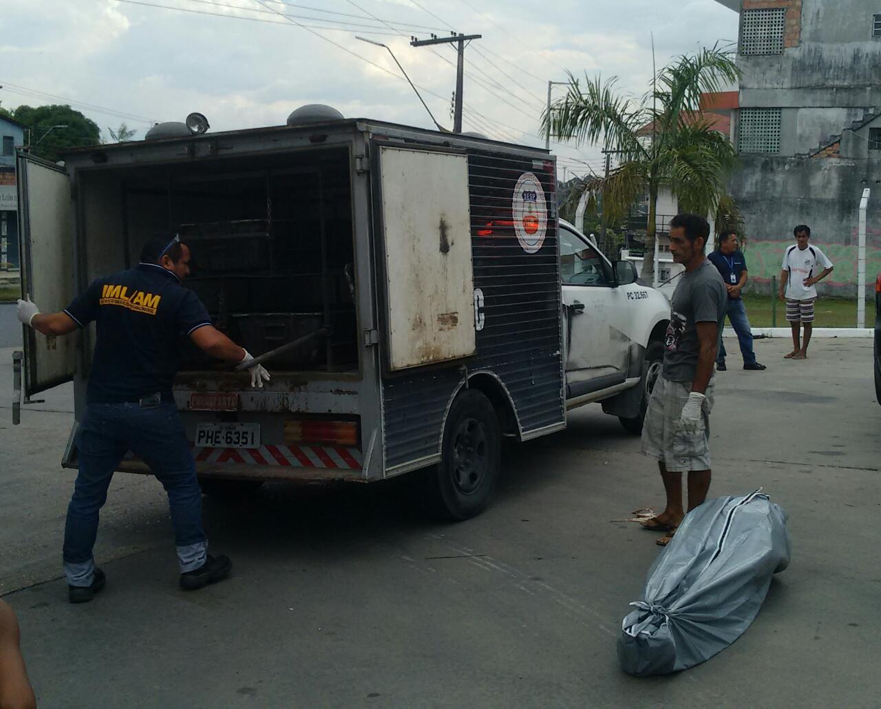 Em Manaus, corpo de homem é encontrado em matagal com 10 facadas