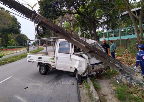 Homem fica ferido após bater carro violentamente contra poste em Manaus