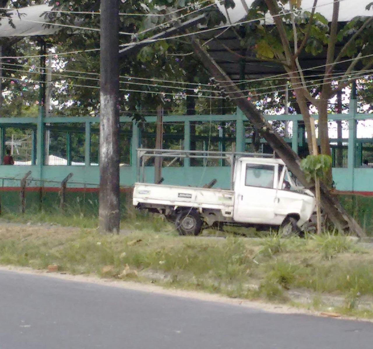 Homem fica ferido após bater carro violentamente contra poste em Manaus