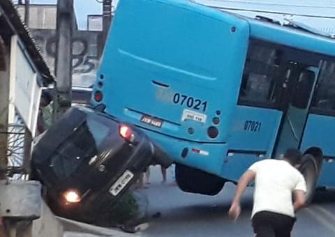 Após freio falhar em ladeira, ônibus bate em carro e assusta moradores em Manaus