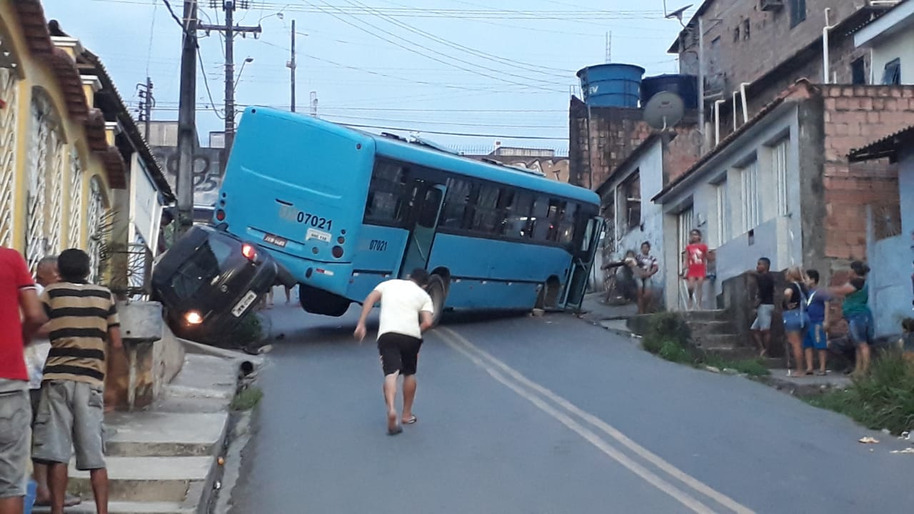 Após freio falhar em ladeira, ônibus bate em carro e assusta moradores em Manaus