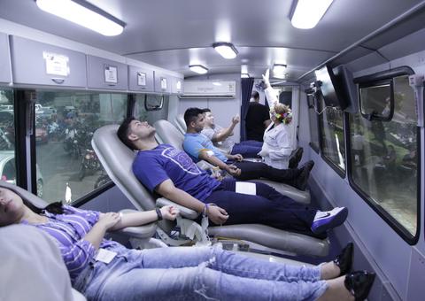 'Vampirão' do Hemoam recebe doação de sangue em trote solidário nesta terça-feira