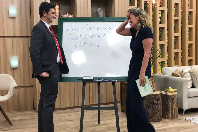 Maria Cândida é pedida em namoro ao vivo na TV