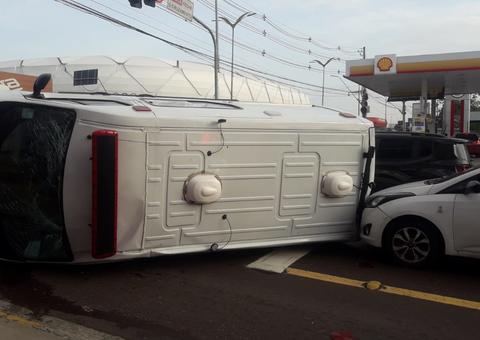 Acidente com ambulância bloqueia avenida e causa caos no trânsito em Manaus