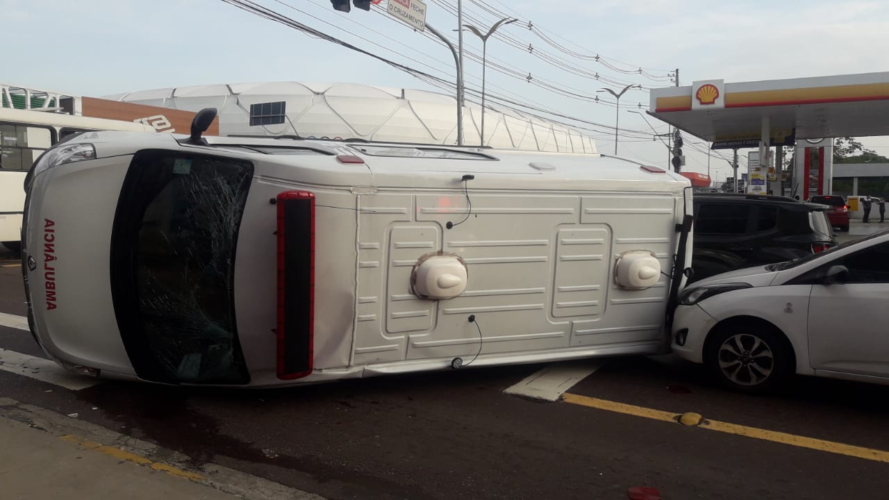 Acidente com ambulância bloqueia avenida e causa caos no trânsito em Manaus