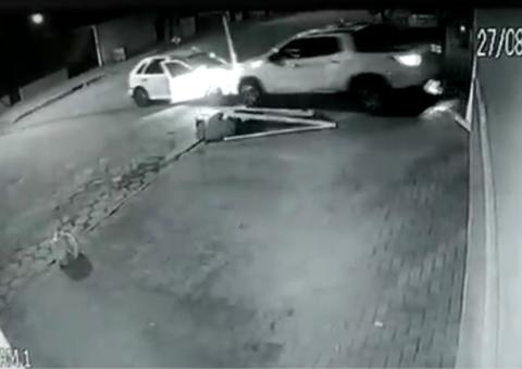 Empresário ‘atropela’ carro e suspeitos que tentaram invadir residência, veja vídeo
