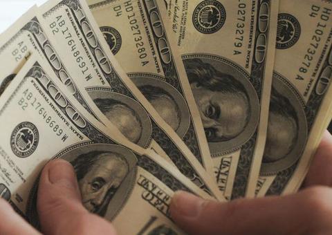 Com incertezas no cenário eleitoral, dólar chega a R$ 4,13 nesta terça-feira