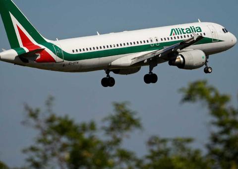 Bebê de dois anos passa mal e morre em voo italiano