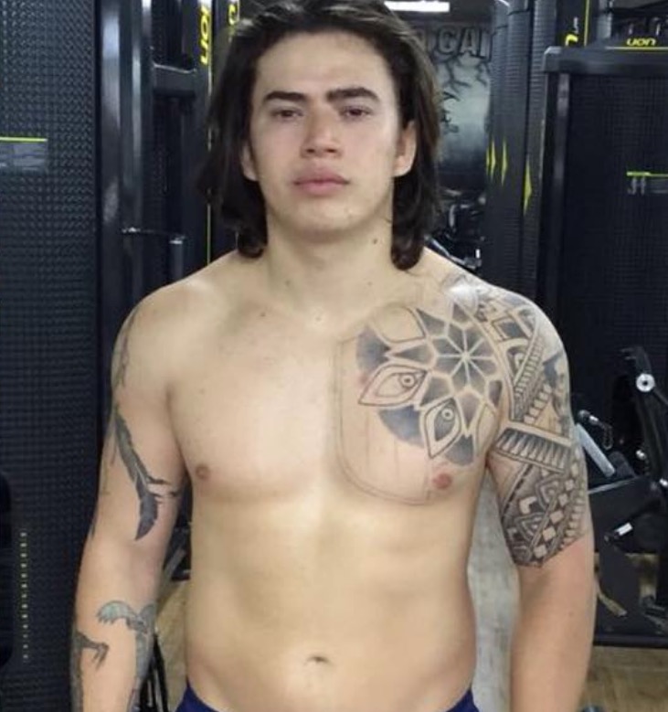 Whinderson Nunes se irrita com crítica e bate boca com internauta