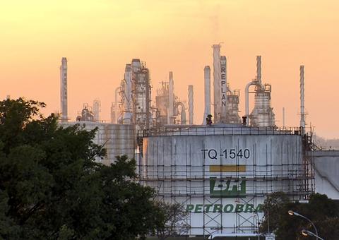 Preço da gasolina cobrado pela Petrobras se aproxima de recorde