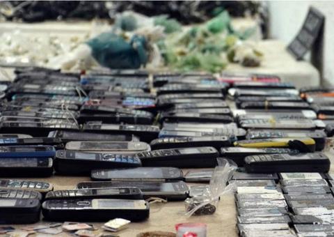 Detentos que usam celular na cadeia podem ter aumento de pena