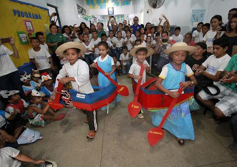 Escola ribeirinha do rio Negro realiza Festival Folclórico Ambiental