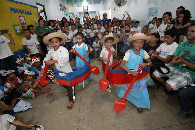 Escola ribeirinha do rio Negro realiza Festival Folclórico Ambiental