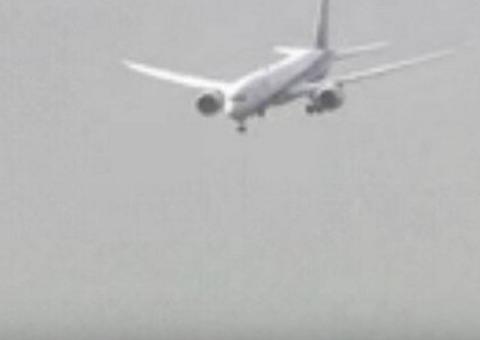 Vídeo flagra piloto fazendo manobra para evitar tragédia durante tufão