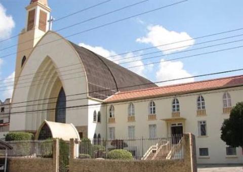 Padre é esfaqueado nas costas dentro de igreja após negar dinheiro a suspeito