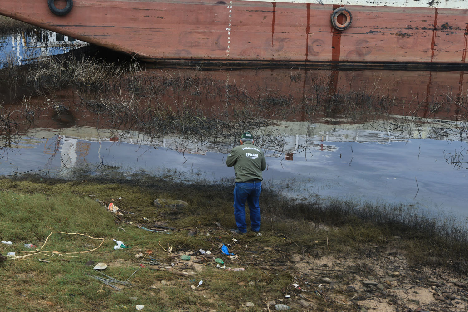 Vazamento de óleo é encontrado no porto do Ceasa após naufrágio de embarcação