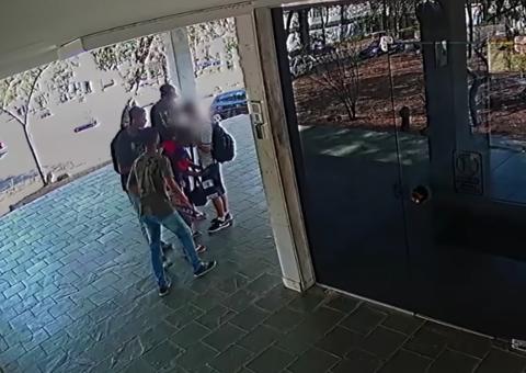 Câmera flagra ação violenta de bandidos que socam aluno durante roubo