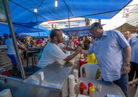 Omar Aziz faz corpo a corpo na feira do bairro Aparecida
