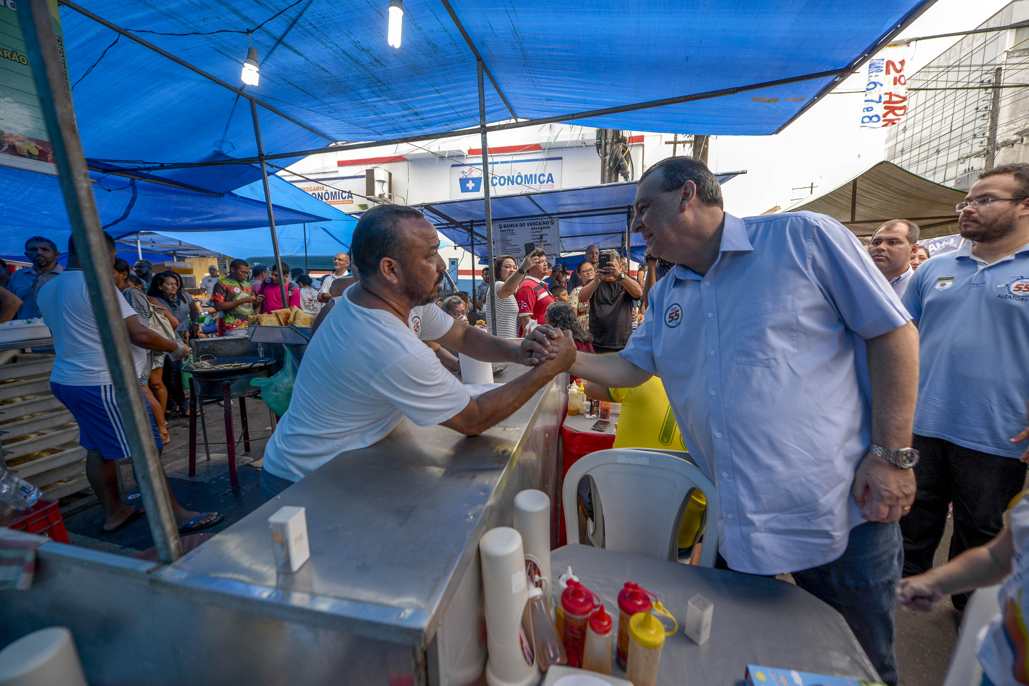 Omar Aziz faz corpo a corpo na feira do bairro Aparecida