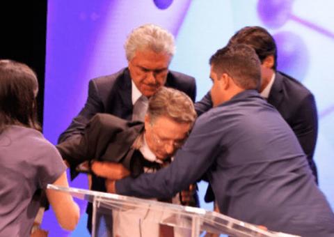 Jornalista tem mal súbito e desmaia durante debate