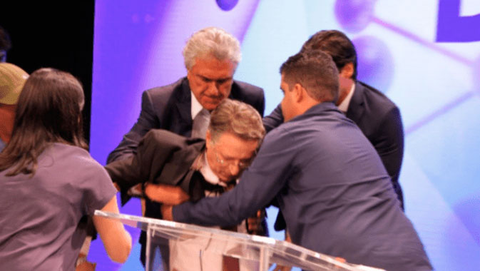 Jornalista tem mal súbito e desmaia durante debate