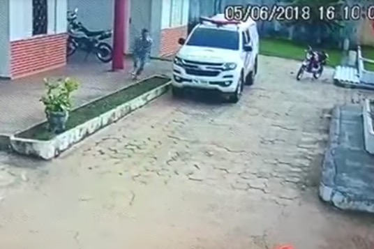 Homem que fugiu de viatura na frente da delegacia é morto ao tentar assaltar PM no Amazonas