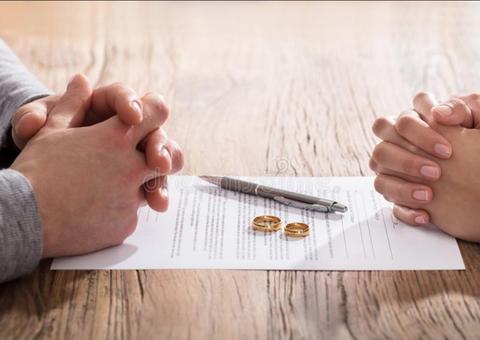 Homem rompe noivado, mantém contrato de festa e se casa com outra