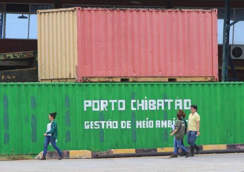 Após vazamento de óleo no Rio Negro, Ipaam interdita empresa do Porto Chibatão em Manaus