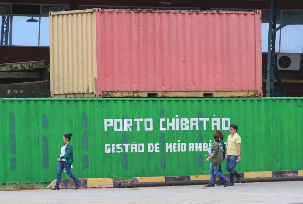 Após vazamento de óleo no Rio Negro, Ipaam interdita empresa do Porto Chibatão em Manaus