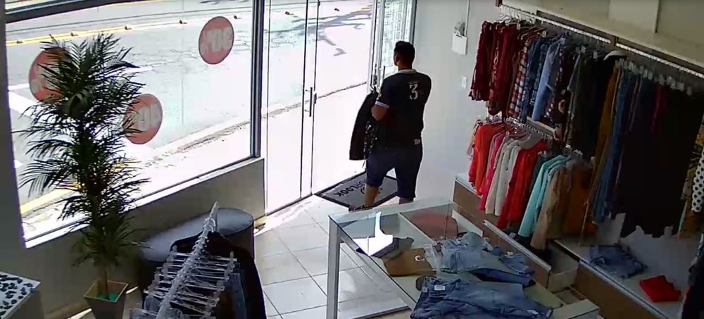 Mulher é raptada com o filho e estuprada dentro de carro