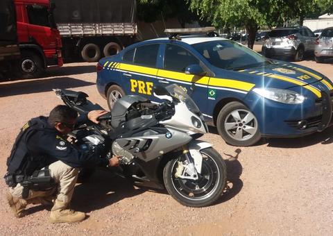 Homem é preso por abastecer moto BMW com notas falsas