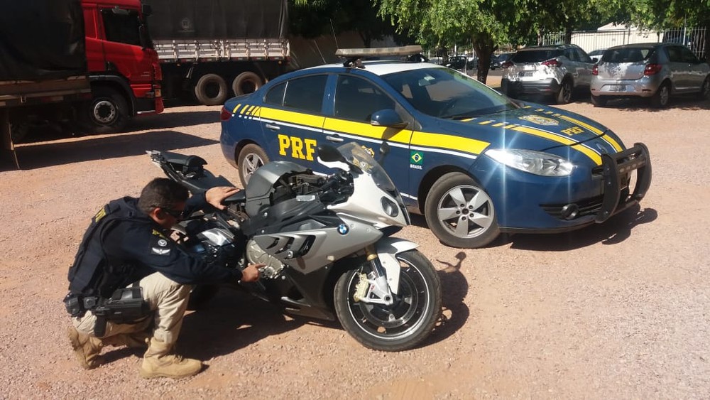 Homem é preso por abastecer moto BMW com notas falsas