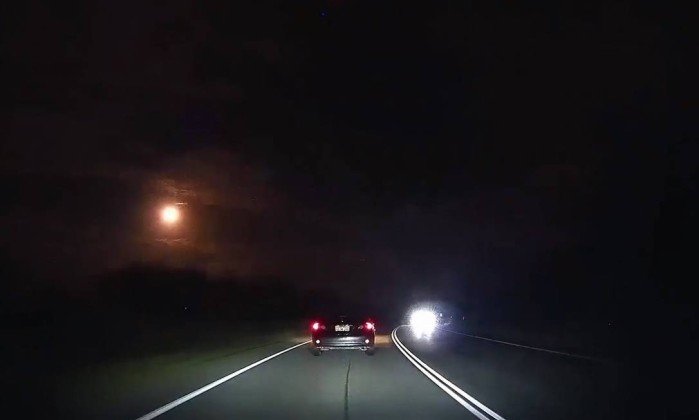 Vídeos flagram bola de fogo nos céus de cidade na Austrália