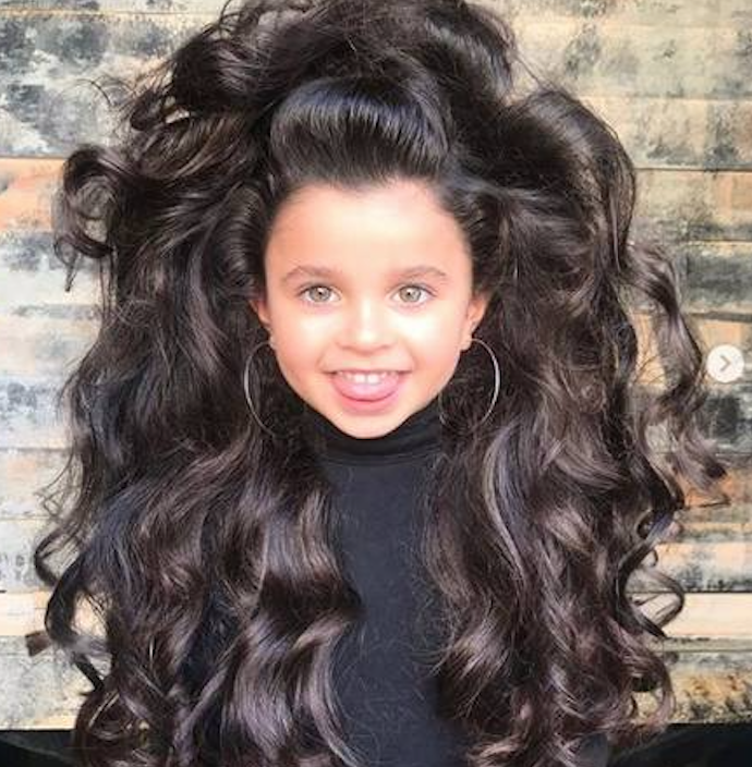 Menina de 5 anos bomba no instagram por cabelão 