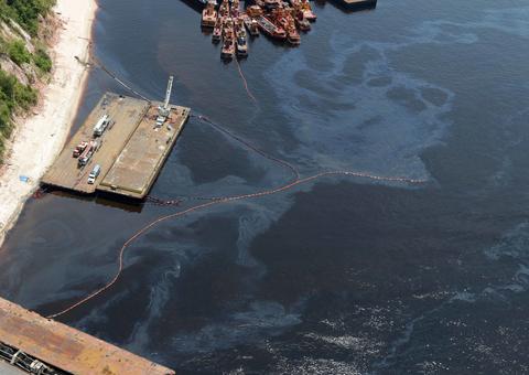 Após vazamento de óleo, IPAAM orienta moradores sobre consumo de água em Manaus