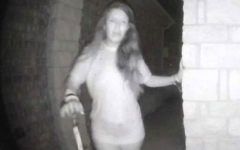 Mulher misteriosa some após tocar campainha de casas de desconhecidos