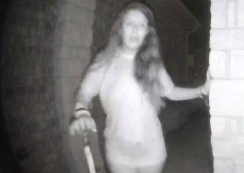 Mulher misteriosa some após tocar campainha de casas de desconhecidos