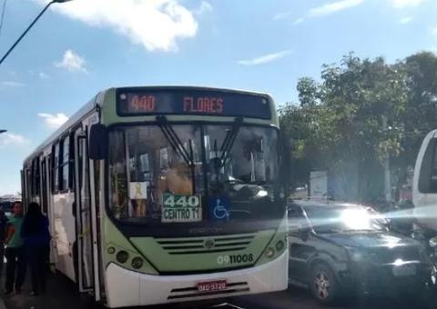 Trio assalta, ameaça e rouba passageiros de ônibus em Manaus