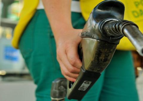 Gasolina vendida nas refinarias está mais cara a partir desta quinta-feira