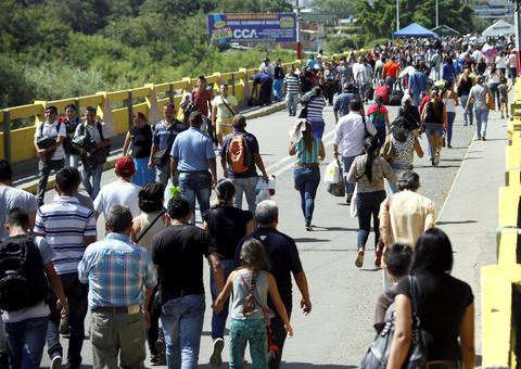 Países pedem à Venezuela que facilite para quem quer deixar o país