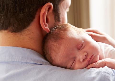 INSS: lei garante salário-maternidade para homens em casos de adoção