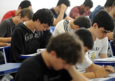 Mais de 70% dos alunos que concluem o ensino médio não sabem português e matemática