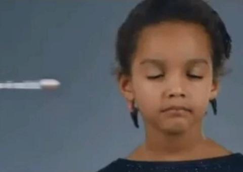 Alckmin ataca Bolsonaro com propaganda em que bala quase atinge cabeça de criança  