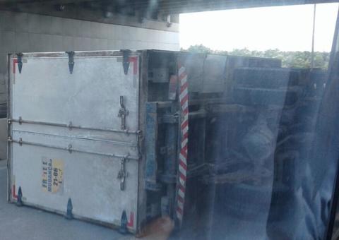 Caminhão tomba em viaduto e atrapalha trânsito em Manaus