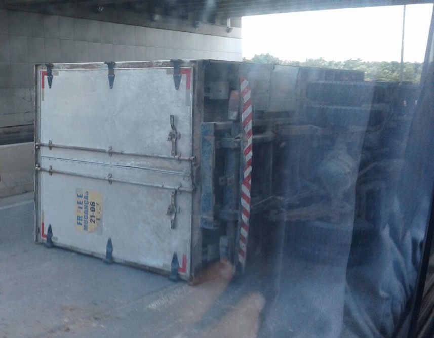 Caminhão tomba em viaduto e atrapalha trânsito em Manaus