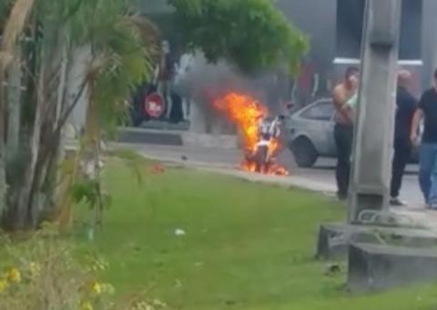 Motocicleta pega fogo e fica destruída em avenida de Manaus