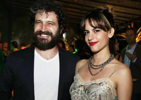 Sucesso com mulherada em novela, Caco Ciocler termina relacionamento de 5 anos