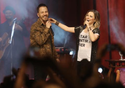 Após 11 anos, Sandy e Junior fazem show juntos e fãs piram 