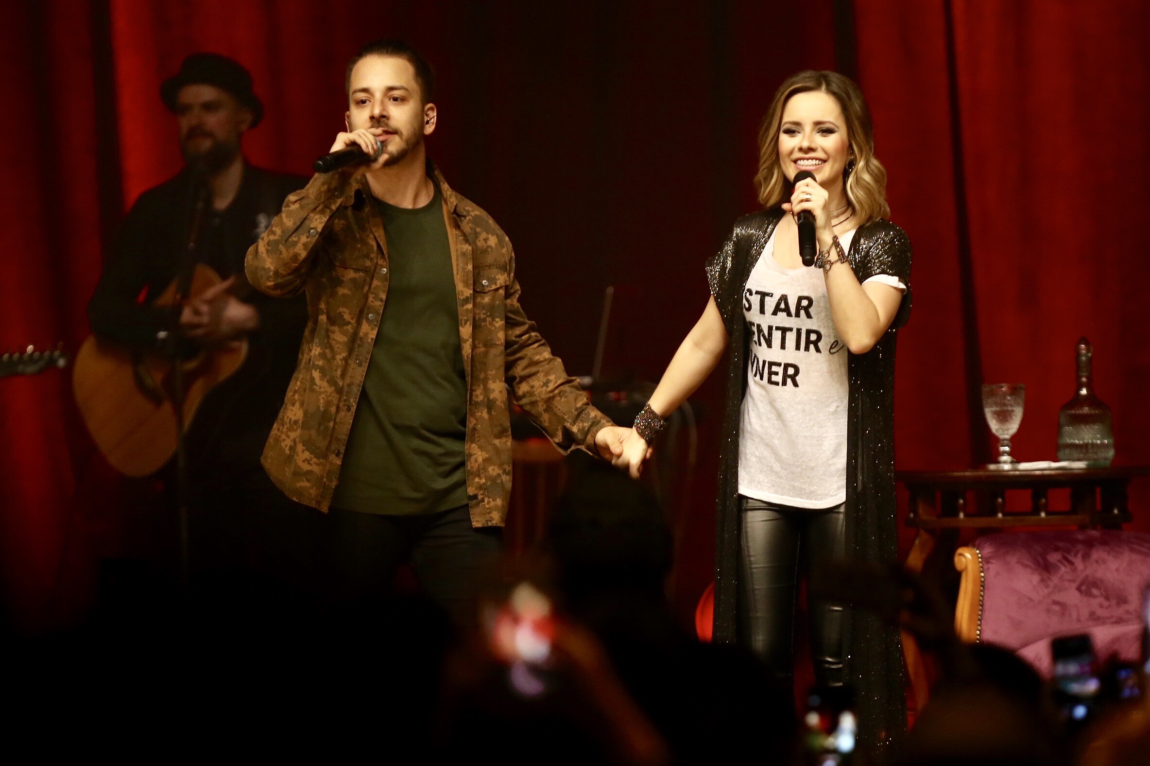 Após 11 anos, Sandy e Junior fazem show juntos e fãs piram 